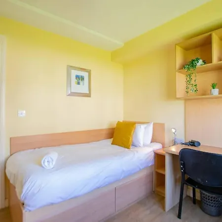 106 - The Townhouse By Shortstays - Sleeps 6 *